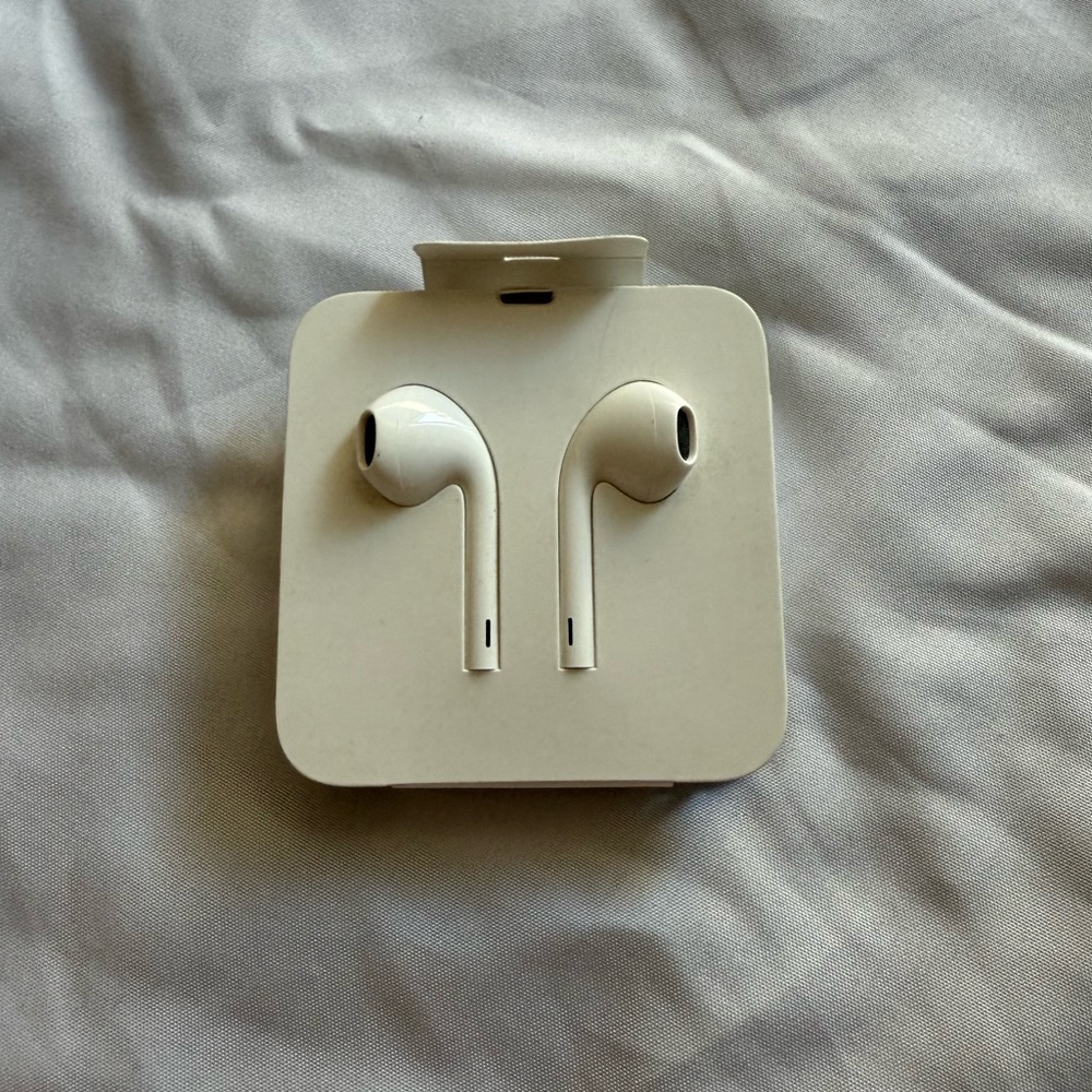 Apple EarPods Wired with Lightning Connector